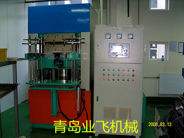 Enclosed automatic vulcanizing machine