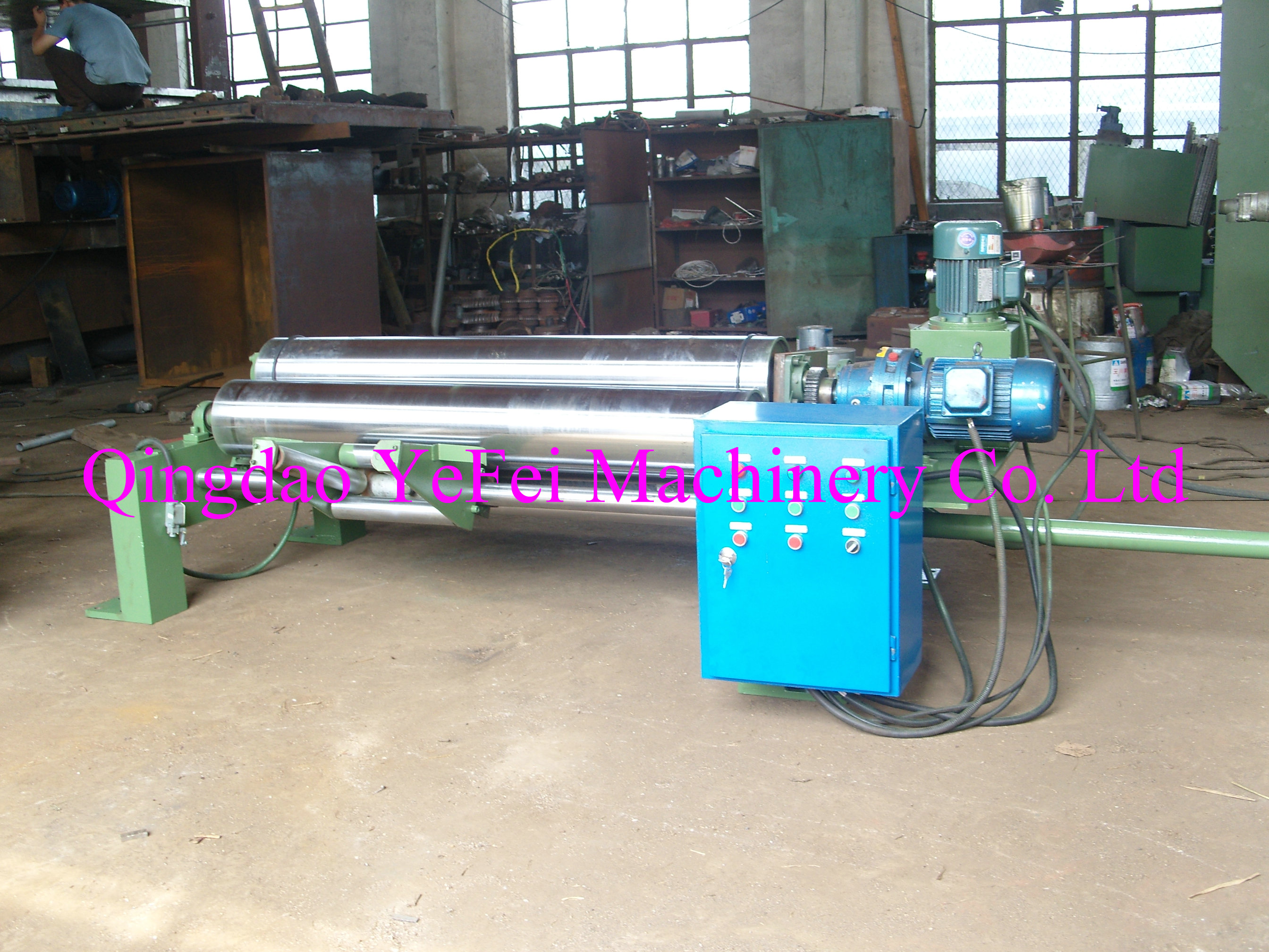 Open mixing mill with stock blender